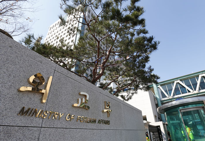 韓国政府は１５日、安倍晋三首相が靖国神社に玉串料を奉納したことに「深い憂慮を表明する」との報道官論評を発表した＝外交部